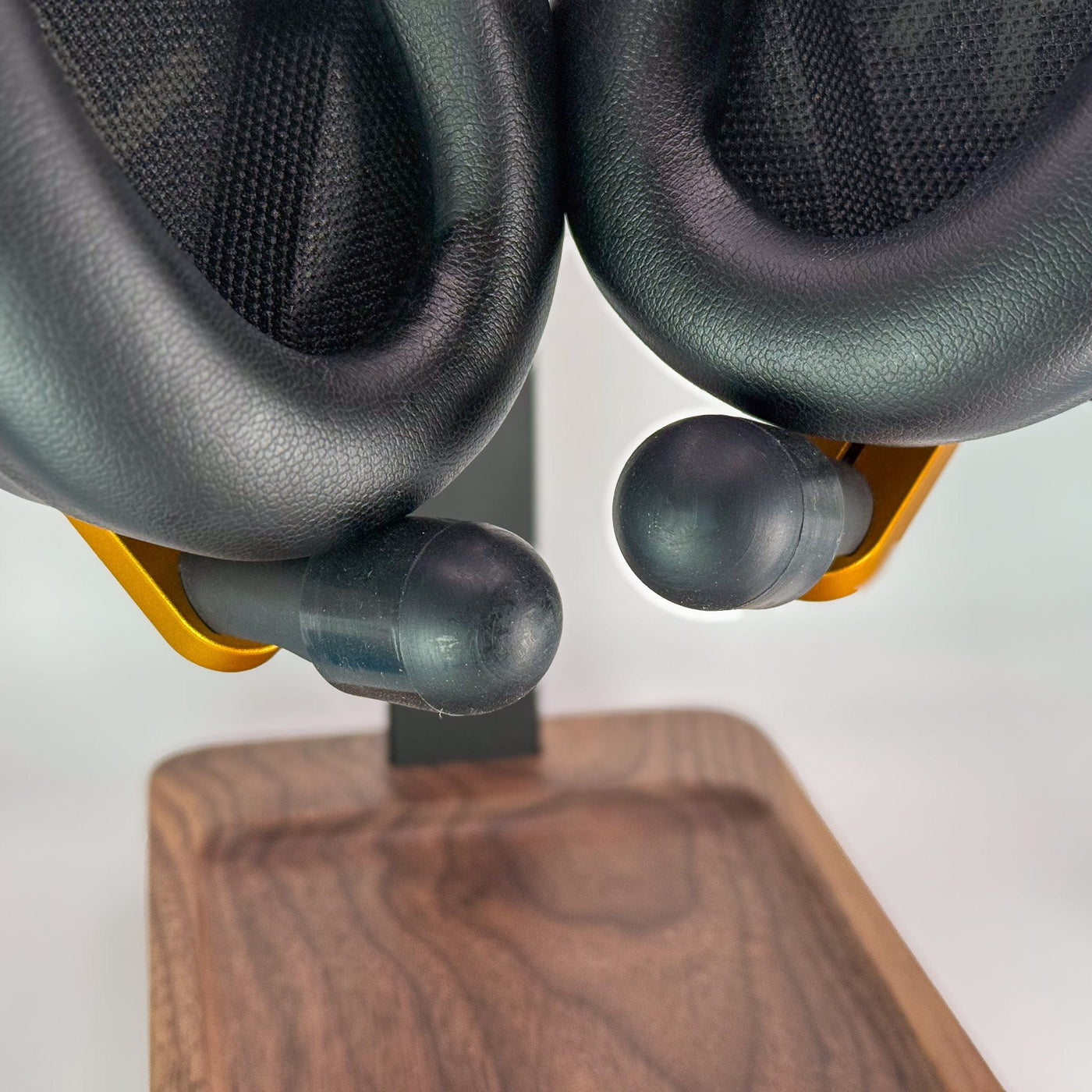 Gel holder cover attached to device arm, close-up